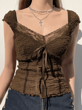 Kurze Bluse mit Spitzenbesatz und Crinkle-Muster